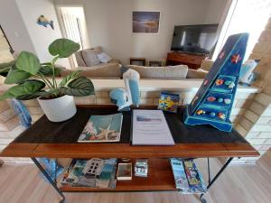 ein Wohnzimmer mit einem Couchtisch und einem Sofa in der Unterkunft Seashells Bayside Retreat in Busselton