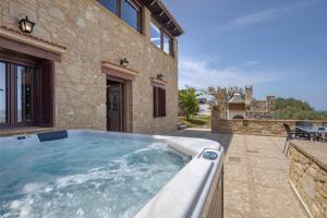 een hot tub in de achtertuin van een huis bij Villa dimitris in Kissamos