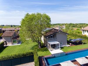 une vue aérienne d'une maison avec piscine dans l'établissement Time to Relax - Lago di Garda - Adults only, à Ponti sul Mincio