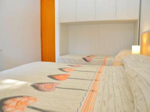 A bed or beds in a room at Adorable cozy flat for 4 guests next to the beach