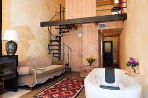 a living room with a tub in the middle of a room at L'Isola Di Rosa - Relais & Hotel di Charme in Cerveteri