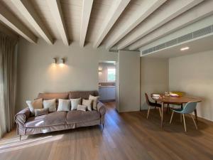 uma sala de estar com um sofá e uma mesa em Time to relax- Lago di Garda- Adults only em Ponti Sul Mincio