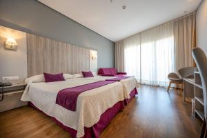 Postel nebo postele na pokoji v ubytování Albir Playa Hotel & Spa