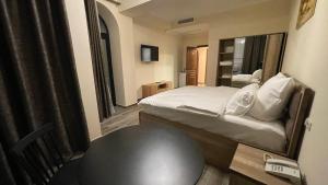 Ένα ή περισσότερα κρεβάτια σε δωμάτιο στο Altunyan Hotel