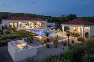 willa z basenem nocą w obiekcie Villa Nebesi ZadarVillas w mieście Pristeg