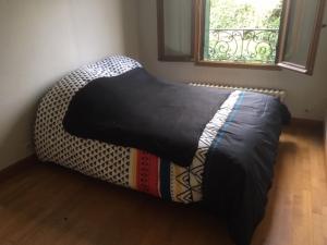 Ô Cottage La Barre Ormesson - 20 min Paris في Deuil-la-Barre: سرير جالس في غرفة مع نافذة