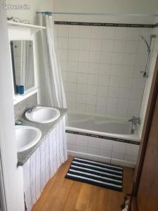 Ô Cottage La Barre Ormesson - 20 min Paris في Deuil-la-Barre: حمام مع مغسلتين وحوض استحمام