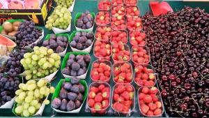 un’esposizione di frutta e verdura sul mercato di Ô Cottage - Maison d'hôtes proche Paris à 20 minutes a Deuil-la-Barre