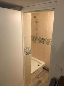 Ô Cottage La Barre Ormesson - 20 min Paris في Deuil-la-Barre: حمام مع دش وحوض استحمام +14 صورة