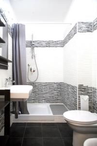 bagno con vasca, lavandino e servizi igienici di Maremè Guest House Ostia a Lido di Ostia