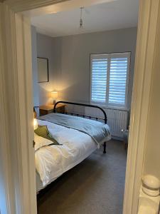 Postel nebo postele na pokoji v ubytování A cosy cottage in the heart of Stratford upon Avon
