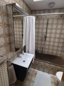 Un baño con lavabo, ducha y bañera. en Ferienwohnung Buenavista, en Neustadt an der Weinstraße