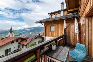 een houten balkon met een houten tafel en stoelen bij Haus Tirol Apt Lausgitsch in Laion