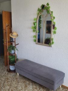 Cama en habitación con espejo en la pared en Ferienwohnung Buenavista, en Neustadt an der Weinstraße