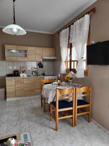 Kuchyň nebo kuchyňský kout v ubytování Roumeliotis house