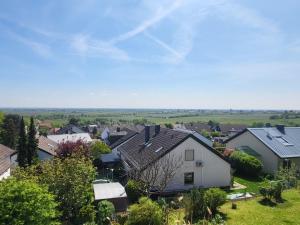 - Vistas a una pequeña localidad con casas en Ferienwohnung Buenavista, en Neustadt an der Weinstraße