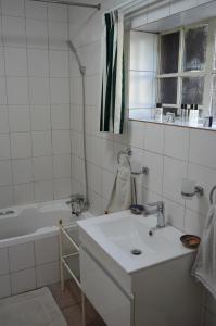 La salle de bains est pourvue d'un lavabo et d'une baignoire. dans l'établissement Holiday Flat Stormvoel 547, à Hazyview