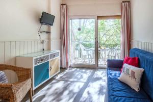 Μια τηλεόραση ή/και κέντρο ψυχαγωγίας στο Polcent 7 Apartamento cercano a la playa