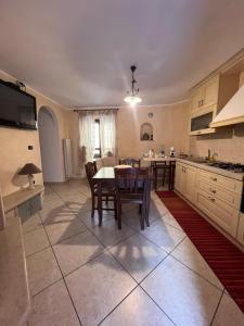 Corleto Perticara的住宿－B&B Casa Magaldi，厨房以及带桌椅的用餐室。