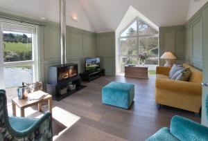 a living room with a couch and a fireplace at Brooks Lodge Sussex in Tarring Neville