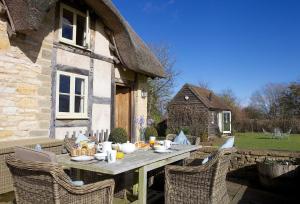 a table in the backyard of a house at Field Cottage in Little Comberton