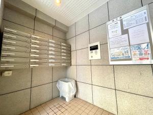 a bathroom with a trash can in a room at 9-2　NEW！札幌駅7分 好立地【Serviced Apartment SAPPOROステーション9-2】Wi-Fi無料 in Kita-rokujō