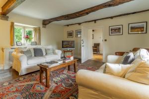 uma sala de estar com dois sofás e uma mesa em Masongill Lodge em Cowan Bridge