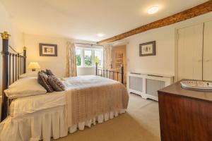 um quarto com uma cama e um lavatório em Masongill Lodge em Cowan Bridge