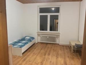 Giường trong phòng chung tại K&K Unterkunft GbR, Wohunung 3 +2 ảnh