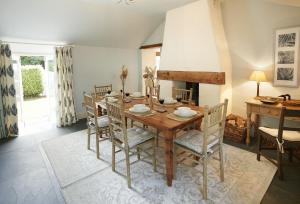 une salle à manger avec une table et des chaises en bois dans l'établissement Mews Cottage, à Helston