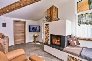 ein Wohnzimmer mit einem Kamin und einem Sofa in der Unterkunft Relax-Suite Kaminfeuer in Lackenhof