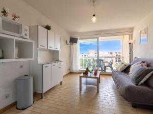 un soggiorno con divano e tavolo di Studio Los Amigos-6 by Interhome a Le Grau-du-Roi