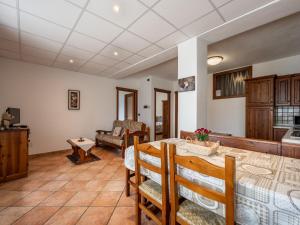 una cucina e un soggiorno con tavolo e sedie di Apartment Renard by Interhome a Sarre