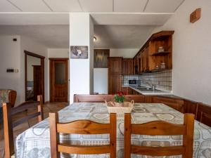 una cucina e una sala da pranzo con tavolo e sedie di Apartment Renard by Interhome a Sarre