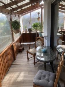 balcón con mesa, sillas y plantas en Gästezimmer zum Waldsachsener Grund en Meerane
