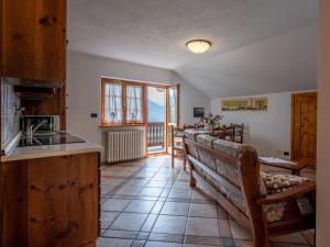 - une cuisine avec un comptoir et une table dans une pièce dans l'établissement Apartment Marmotte by Interhome, à Sarre