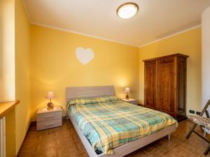 una camera con letto e cuore sul muro di Apartment Hérisson by Interhome a Sarre