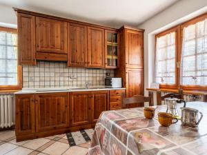 una cucina con mobili in legno e tavolo di Apartment Hérisson by Interhome a Sarre