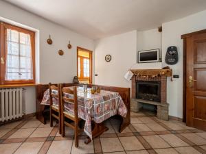 una sala da pranzo con tavolo e camino di Apartment Hérisson by Interhome a Sarre