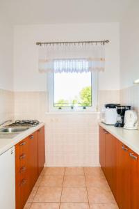 eine Küche mit Spüle und Fenster in der Unterkunft Apartment Andjelka by Interhome in Malinska
