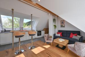 a living room with a blue couch and chairs at Ferienwohnung Carpe Diem in Füssen