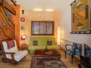 パンマールにあるHoliday Home ATAO - PEM109 by Interhomeのリビングルーム(緑のソファ、テーブル付)