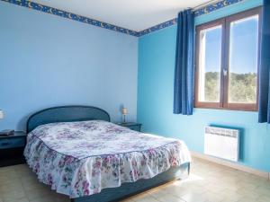 TavernesにあるHoliday Home Les Velours - TAV100 by Interhomeの青いベッドルーム(ベッド1台、窓付)