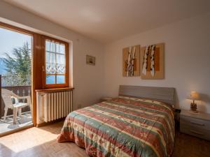 1 dormitorio con cama y ventana en Apartment Chaouette by Interhome, en Sarre