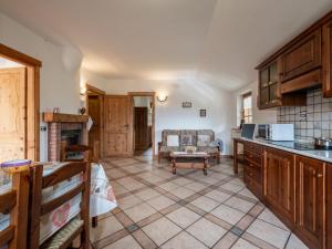 A kitchen or kitchenette at Apartment Chaouette by Interhome Még 29 kép