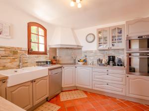 Espéro-PaxにあるHoliday Home Ponderosa - TEU130 by Interhomeの白いキャビネット、シンク、窓付きのキッチン