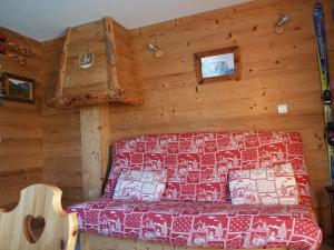 Les Villards-sur-ThônesにあるApartment Namasté by Interhomeのギター付きの部屋にベッド1台が備わるベッドルーム1室があります。