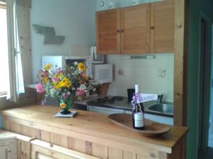 eine Küche mit einer Theke mit einer Blumenvase darauf in der Unterkunft Apartment Namasté by Interhome in Les Villards-sur-Thônes