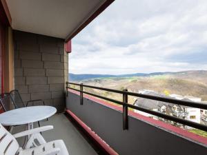 uma varanda com uma mesa e cadeiras e uma vista em Apartment A601 by Interhome em Lahnstein