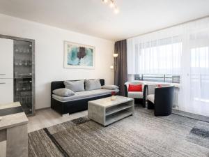 uma sala de estar com um sofá e uma mesa em Apartment A601 by Interhome em Lahnstein